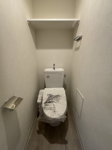 トイレ　落ち着いた色調のトイレです