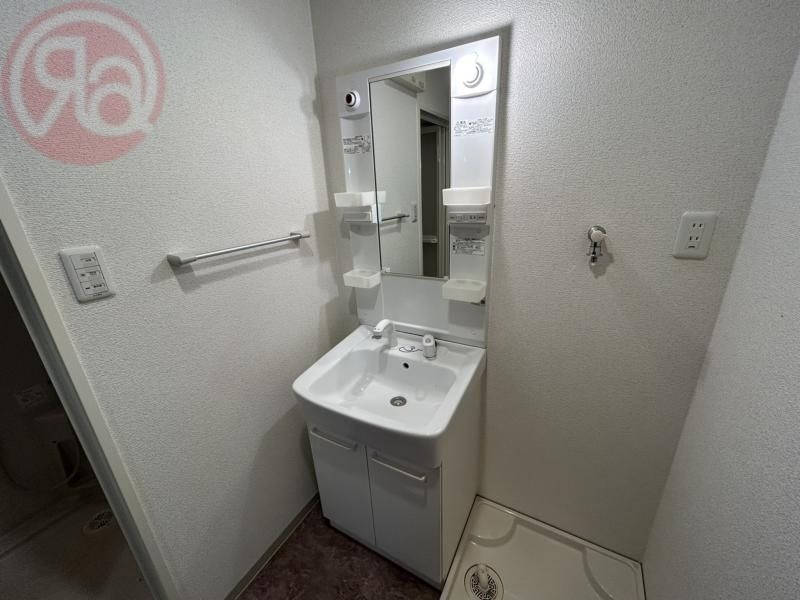 洗面設備　独立洗面化粧台が付いています