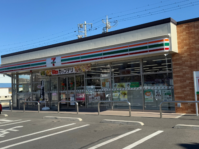 コンビニ　セブンイレブン吉川駅南店（コンビニ）まで300m