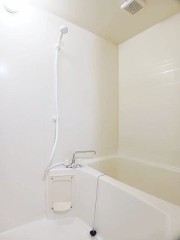 バス・シャワールーム　コンパクトで使いやすいお風呂です