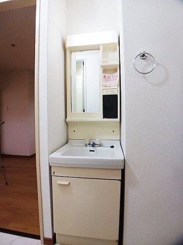 洗面設備　スペースが確保できる洗面所です