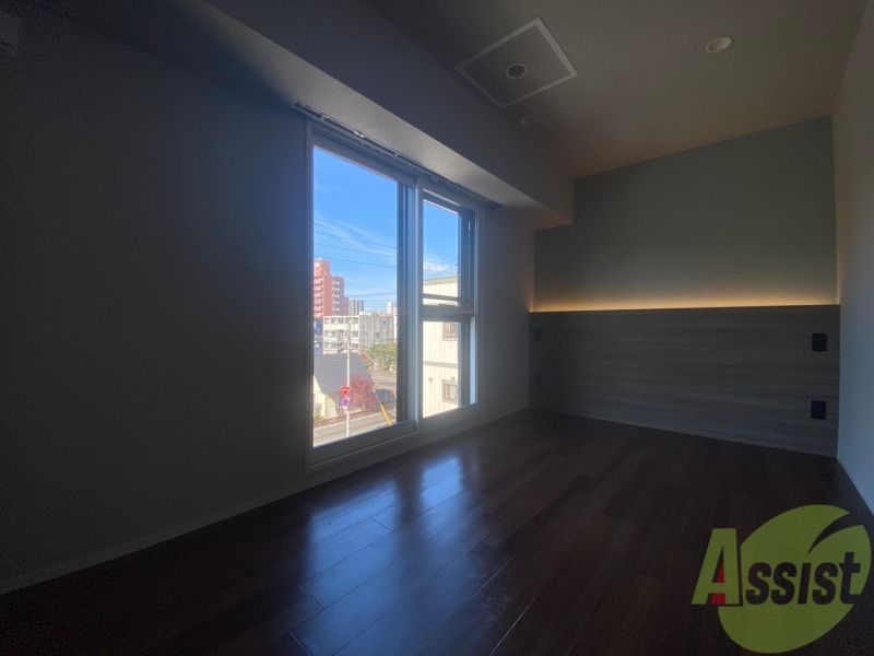 その他部屋・スペース　寝室はこちらです。光が差し込む、温かみのあるお部屋です。