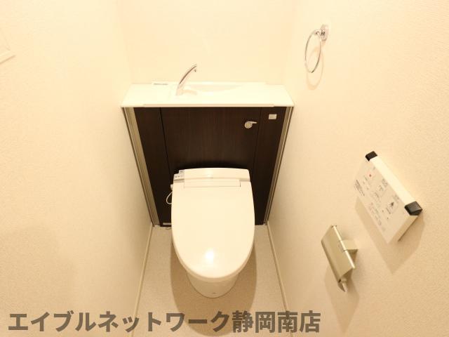 トイレ　落ち着いた色調のトイレです