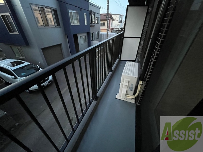 バルコニー　窓が大きいので風の通りが良さそうですね！！