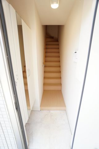 玄関　※同物件、反転タイプの写真になります。