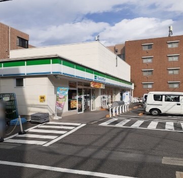 コンビニ　ファミリーマート世田谷２丁目店（コンビニ）まで400m
