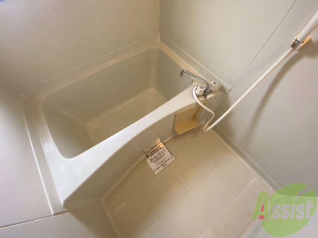 バス・シャワールーム　お風呂に小窓がついていると、ぱっと明るくなっていいですよね。