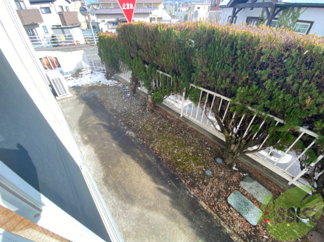 バルコニー　洗濯物が干せるようになっています。垣根もあるので安心ですね。