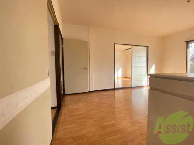 玄関　玄関からの様子はこんな感じ。８帖のＤＫにすぐ繋がっています。