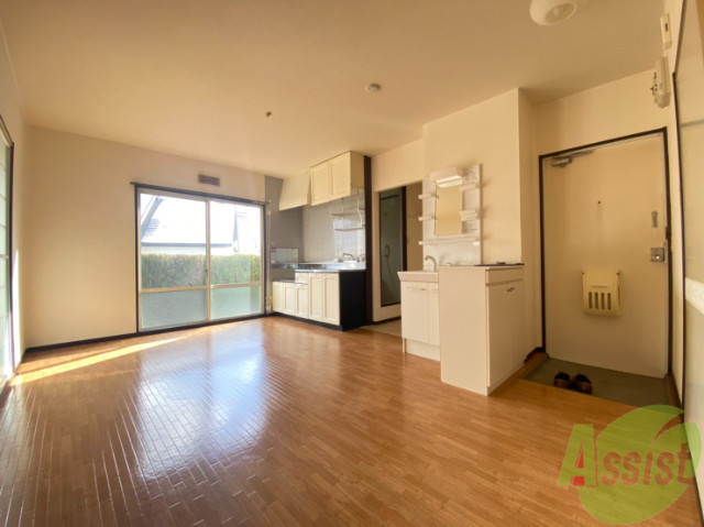 居室・リビング　６帖のフローリングです。陽当たりもよくて過ごしやすそうです。