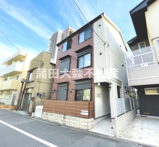 建物外観　2020年6月築　木造地上3階建て総戸数6戸目の前緑道の落ち