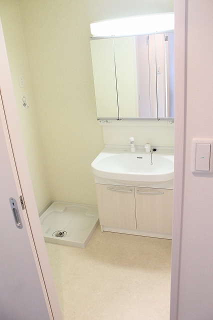 洗面設備　シャンプードレッサー付き独立洗面台！