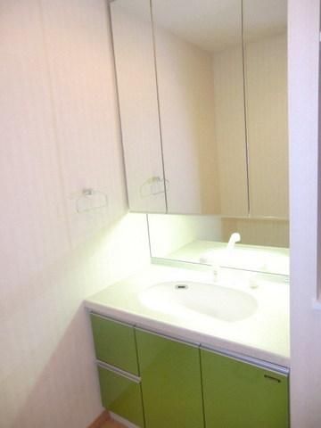 洗面設備　３面鏡付きシャンプードレッサー