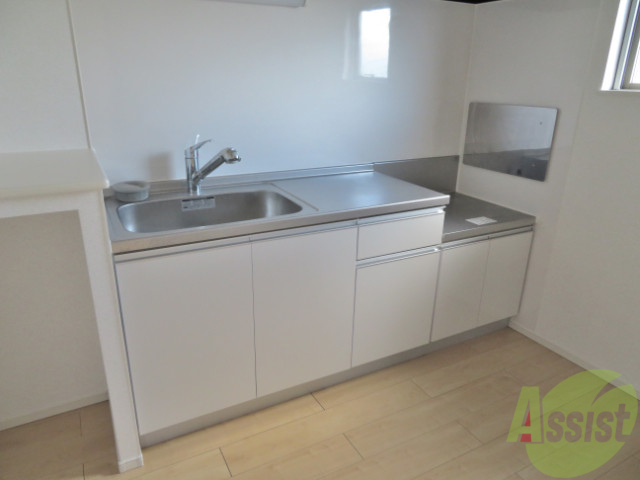 キッチン　こちらのキッチンには、横には棚があり便利です。