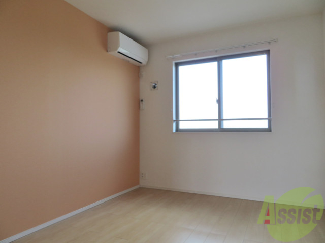 その他部屋・スペース　６帖の洋室です。おやすみはこちらでどうぞ。