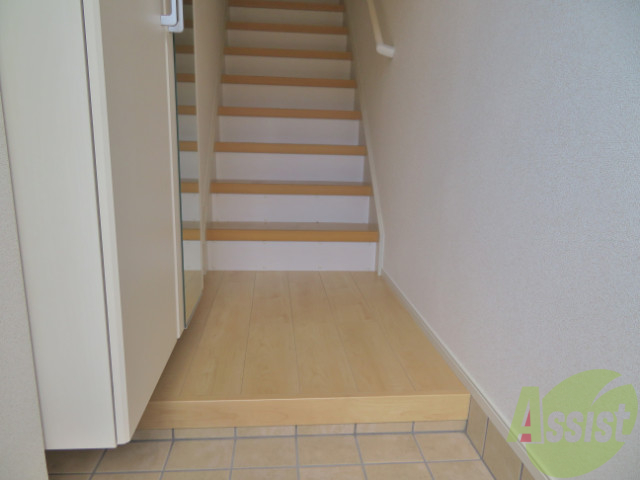 玄関　玄関からはすぐにお部屋が見えないので安心です。