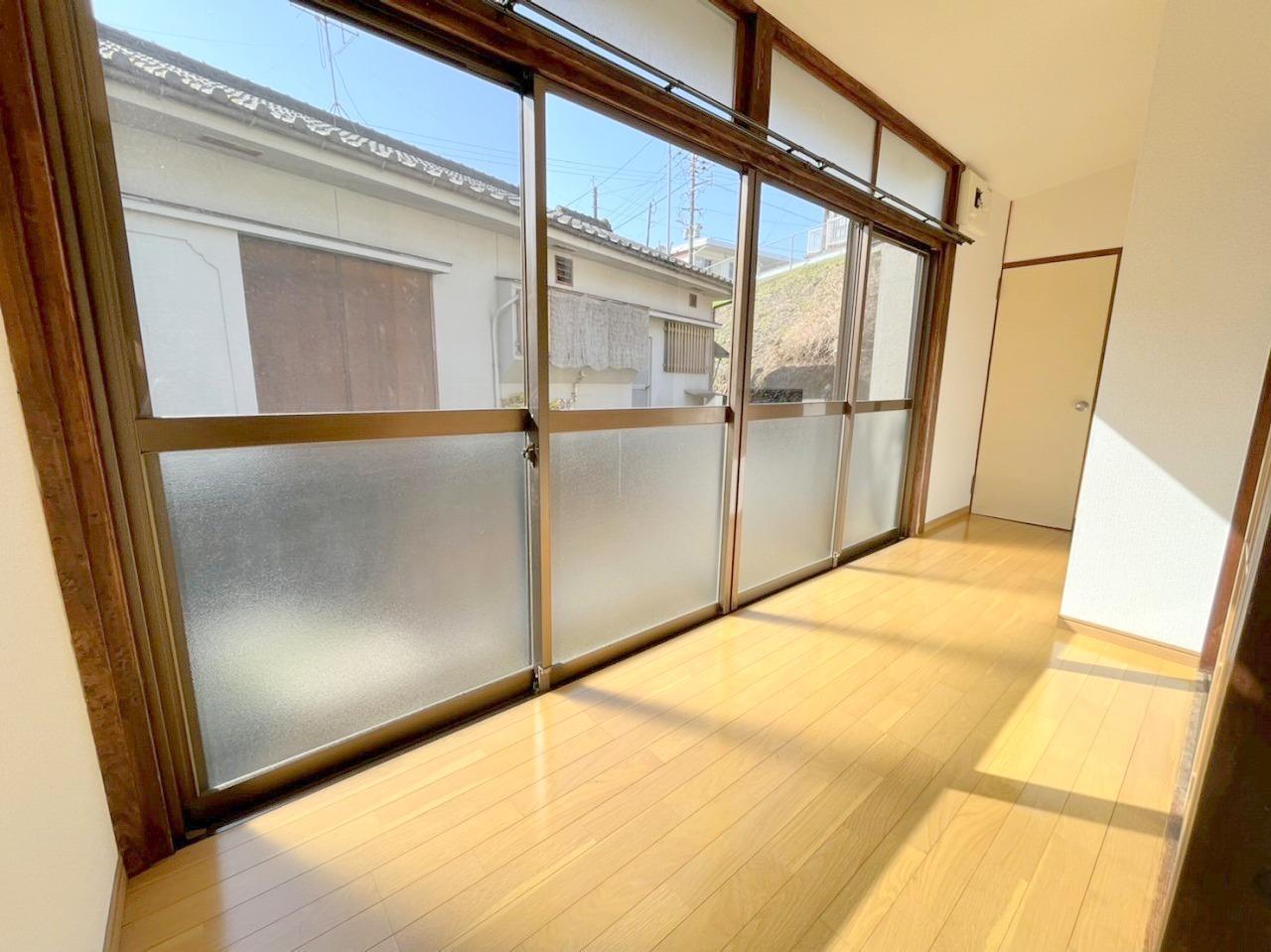 バルコニー　日当たり良好な縁側