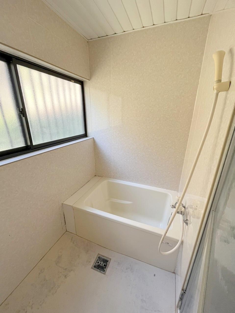 バス・シャワールーム　窓のある明るいバスルーム