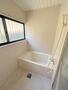 バス・シャワールーム　窓のある明るいバスルーム