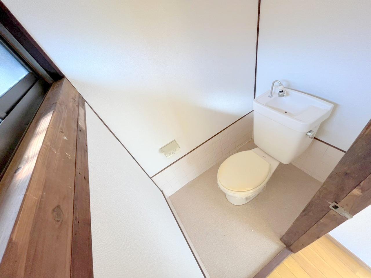 トイレ　トイレ　窓があり換気もできます