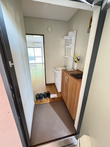 玄関　写真は同タイプを参考に掲載しております。