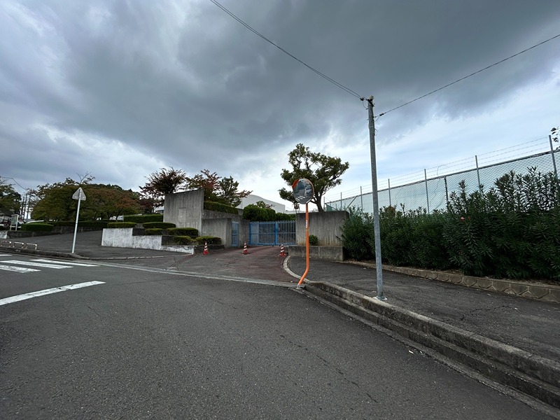 中学校　富田林市立葛城中学校（中学校）まで556m