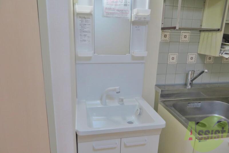 洗面設備　洗面台はキッチンの横にございます。