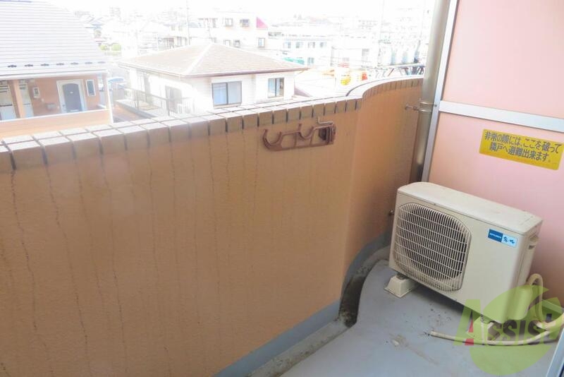 バルコニー　バルコニーも広く、お布団も干せそうですね。