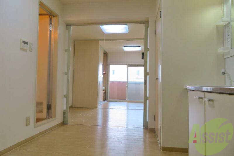 玄関　玄関から見たお部屋はとても明るいですね。