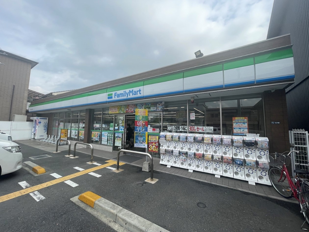 コンビニ　ファミリーマート 江坂町二丁目店（コンビニ）まで437m