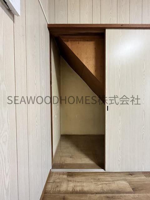 収納　階段下収納で隙間も活用！