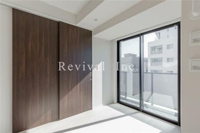 その他部屋・スペース　明るい光の入るベッドルームでございます