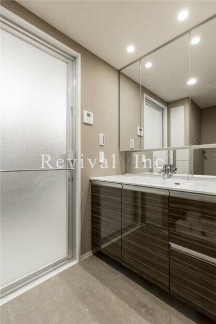 洗面設備　毎日の身だしなみチェックに必須でございます