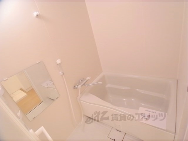 バス・シャワールーム　綺麗で広いバスタブで疲れを取って下さい。