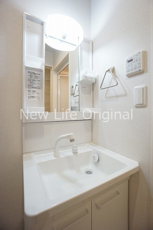 洗面設備　シャワー付き洗面台で朝の支度も楽にできます☆