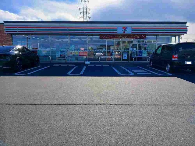 コンビニ　セブンイレブン大泉警察前店（コンビニ）まで300m