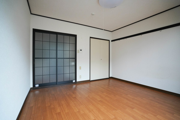 居室・リビング　同じ建物の別なお部屋