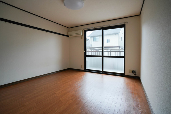 居室・リビング　同じ建物の別なお部屋
