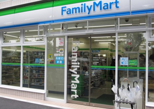 コンビニ　ファミリーマート文京本郷店（コンビニ）まで207m