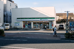 コンビニ　ファミリーマート中野弥生町一丁目店（コンビニ）まで403m