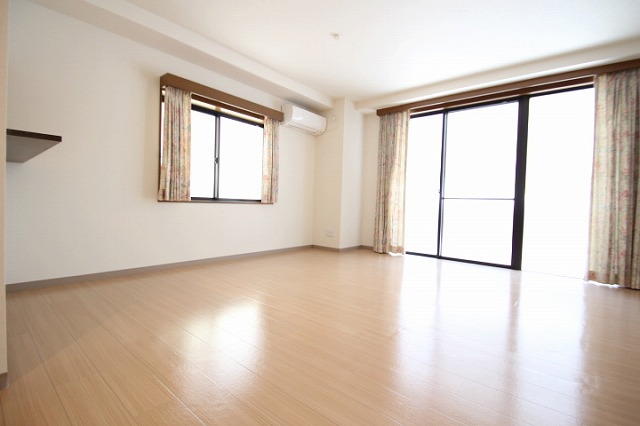 居室・リビング　同物件別号室のものです。