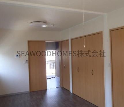 居室・リビング　木目調のフローリン２口ガスコングで温かみあふれています