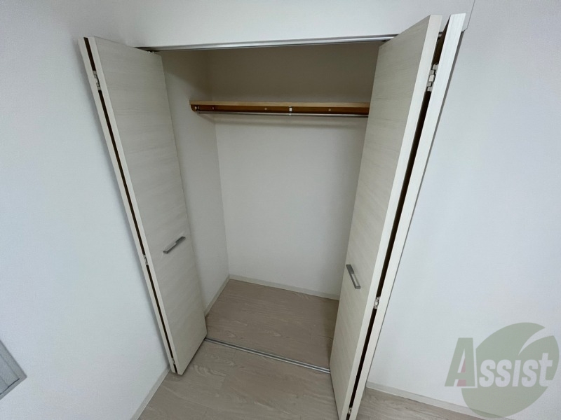 収納　こちらの収納にはハンガーをかけて服もしまえますね。