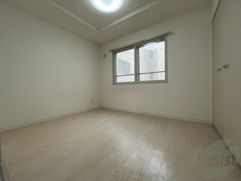 その他部屋・スペース　洋室にも南向きの窓があり日中は電気を付けなくても明るいですよ