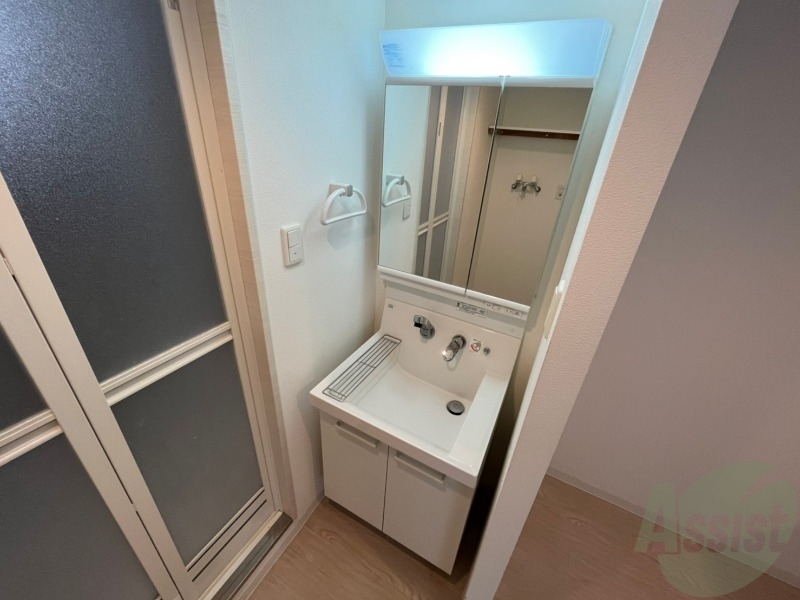 洗面設備　大きくて使いやすそうな独立洗面台になっています。