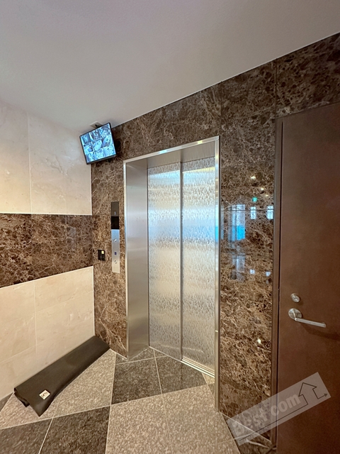 エントランス　エレベーター付き♪