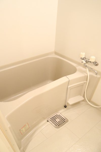 バス・シャワールーム　コンパクトで使いやすいお風呂です