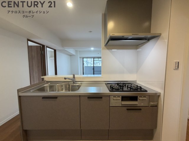 キッチン　システムキッチンでガスコンロが３口ついていて、とってもお料理