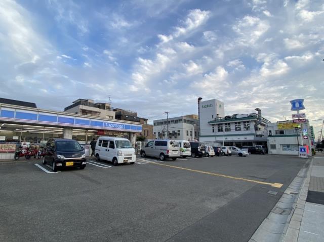 コンビニ　ローソン（コンビニ）まで930m