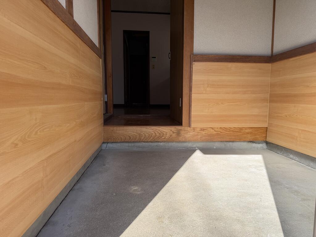 東富井4号棟の玄関写真